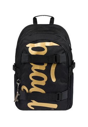 Zaino nero realizzato in tessuto resistente, con design del testo in oro, spallacci regolabili, dettagli con fibbia frontale e tasca con zip laterale.
