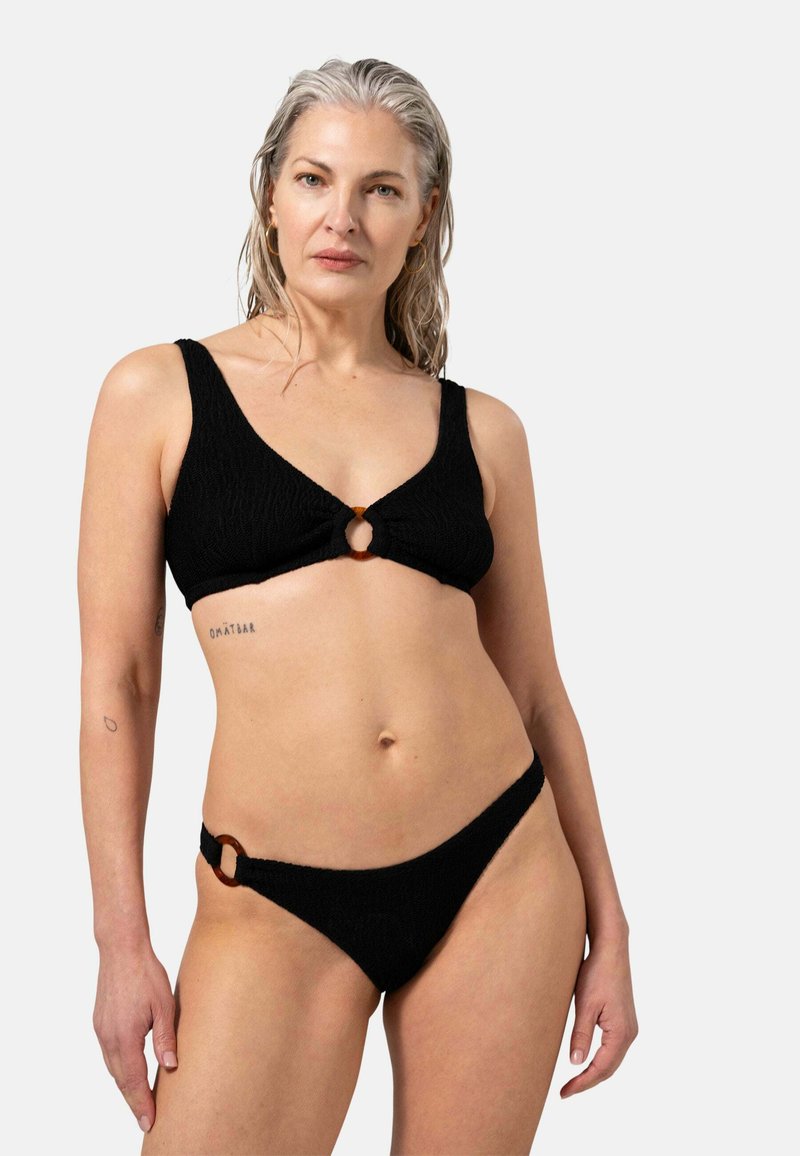 Svart texturerad bikini med en V-ringad topp med en central ögla och matchande baksida med sidoringdetalj.