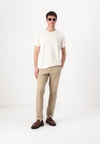 Tommy Hilfiger TEE - Basic T-shirt - ivory petal