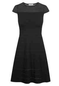 Svart klänning med korta ärmar och en strukturerad design med horisontella ränder. Utställd kjol och figurnära kropp ger en klassisk siluett.