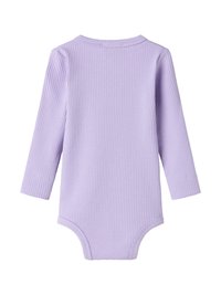 Bodysuit s dugim rukavima u ljubičastoj boji, izrađen od rebraste tkanine, s okruglim izrezom i uskim krojem za dojenčad. Bez kopčanja ili ukrasa.