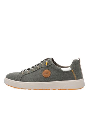 Grijze stoffen lage sneaker met beige zool, beige veters, oranje accenten en een ronde bruine patch met het label "Venezia" aan de zijkant.