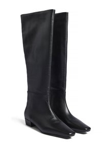 Botas de cuero negro hasta la rodilla con un acabado suave, punta afilada y tacón cuadrado bajo. Diseño elegante con acentos de hardware mínimos.