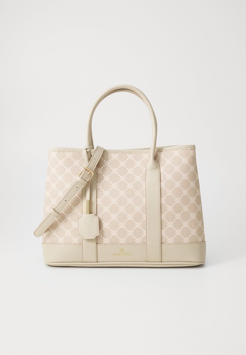 Sac fourre-tout beige avec un extérieur à motifs, en matériau imitation cuir, doubles poignées supérieures, bandoulière amovible et accents dorés.