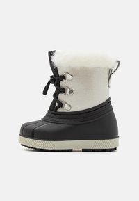 Botas de invierno negras y plateadas con ribete de piel sintética, suela de goma, ojetes de metal y diseño de cordones texturizados. Presenta un patrón de tracción en la suela.