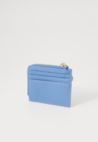 Portafoglio in pelle blu con finitura testurizzata, presenta quattro slot per carte e un compartimento con zip, accentuato da hardware dorato.