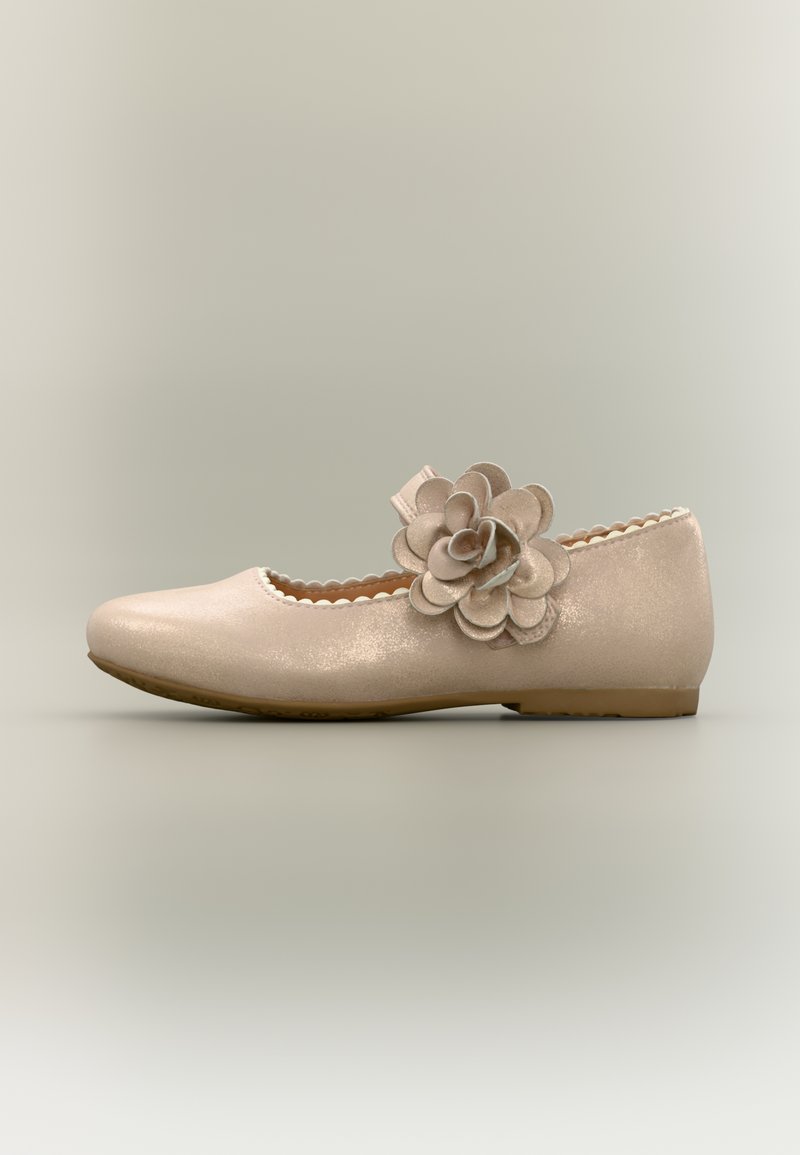 Chaussure ballerine en beige métallisé avec un bout arrondi. Elle présente un accent décoratif en forme de fleur et des bords festonnés le long du col.