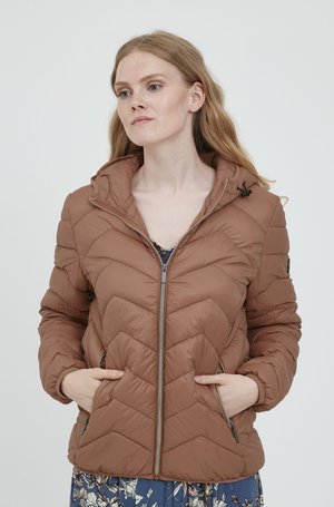 Hnedá puffa bunda so zipsom v prednej časti, kapucňou a vzorom chevron quiltu. Obsahuje bočné vrecká a hladký, textúrovaný povrch.