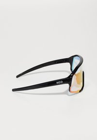 Czarne sportowe okulary przeciwsłoneczne o półramkowej konstrukcji, z lustrzanymi pomarańczowo-niebieskimi soczewkami i smukłymi, zwężającymi się zausznikami z logo.