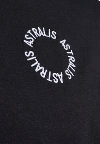 Svart T-shirt med vit broderad cirkulär text som tydligt skriver "ASTRALIS" över framsidan i en fet stil.
