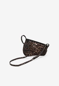 Bolso bandolera con estampado de leopardo, material similar al cuero, forma curva, correa ajustable, acentos en negro y textura suave.