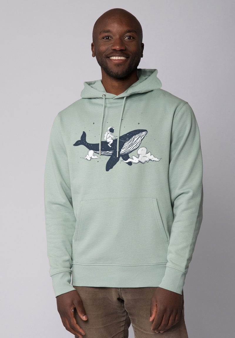 Mintgrüner Sweatshirt mit einer vorderen Tasche, ausgestattet mit einem Grafikdesign eines Astronauten, der auf einem Wal reitet, und Wolkenelementen. Weiches Material, lässiges Design.