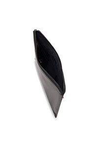 Schwarze Leder-Clutch mit glatter Textur, ausgestattet mit einem Reißverschluss oben und einem dunklen Innenfutter. Enthält mehrere Innentaschen zur Organisation.