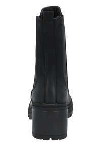Botas de cuero negras hasta el tobillo con una superficie texturizada, puntera redonda y un tacón grueso. Cuentan con paneles laterales elásticos y un logo en la parte trasera.