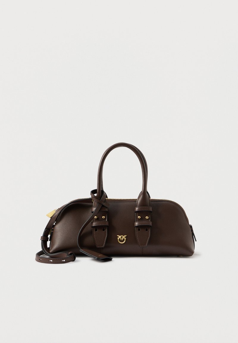 Καφέ δερμάτινη τσάντα χειρός με διπλές λαβές, χρυσά αξεσουάρ, διακοσμητικές ζώνες και κλείσιμο με φερμουάρ. Διαθέτει λογότυπο στο μπροστινό μέρος.