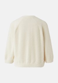 Puszysty kremowy sweter z okrągłym dekoltem, rękawami do ćwiartki i luźnym krojem. Miękka faktura i subtelny prążkowany dół.