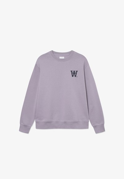 Sweatshirt en coton violet avec col rond, manches longues, poignets côtelés et un petit logo noir sur la partie gauche de la poitrine.