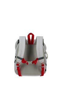 Zaino bianco piccolo con spalline regolabili rosse, fibbia sul petto e pannello posteriore imbottito e traspirante, visto da dietro.