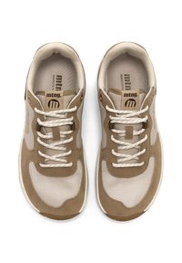 Beige Sportschuhe aus Wildleder und Mesh-Materialien mit abgerundetem Zehenbereich, kontrastierenden Akzenten und einer gepolsterten Sohle.