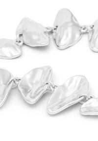 Sölvtonad kedjearmband med oregelbundna, släta och polerade länkar med en reflexiv yta och organiska former.