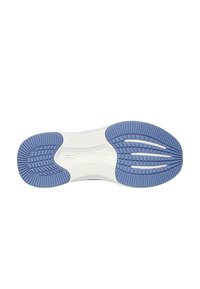 Suola della scarpa caratterizzata da un design in gomma bianca e blu, texturizzata per garantire grip, con un motivo ondulato e scanalature integrate per flessibilità.