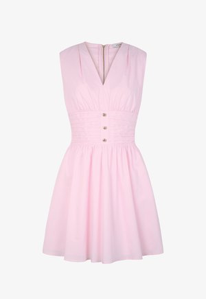 Mouwloze lichtroze jurk met V-hals, nauwsluitende tailleband met drie decoratieve knopen en een uitlopende rok.