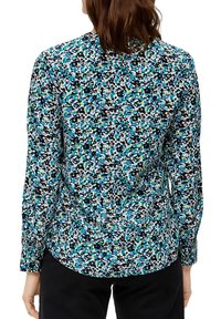 Blouse met lange mouwen, versierd met een kleurrijk, abstract bloemetjespatroon in tinten blauw, zwart en wit. Gemaakt van lichte stof met een ronde zoom.