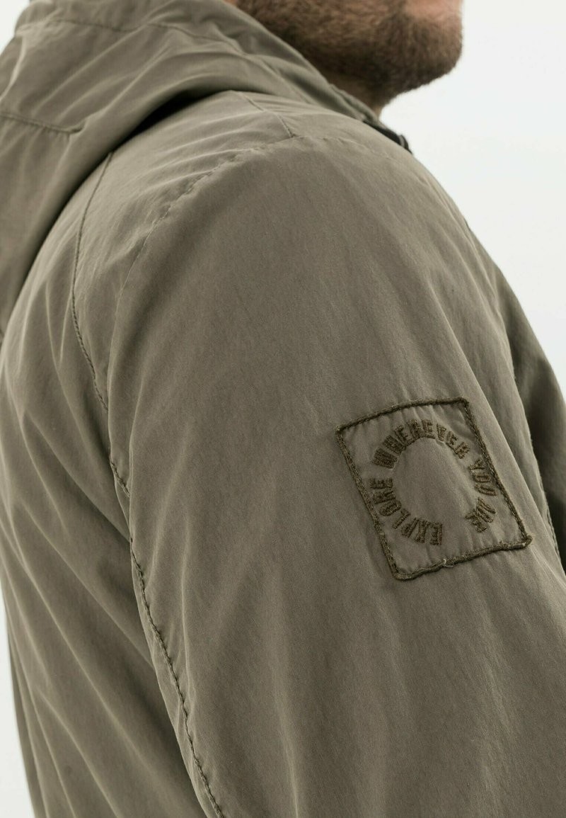 Herren Trenchcoats | camel active AUS EINEM Parka olive brown/oliv - ZO88686 Herren Trenchcoats | camel active AUS EINEM Parka olive brown/oliv - ZO88686
