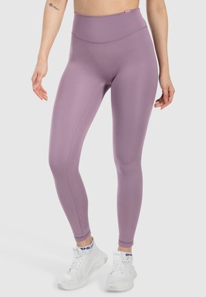 Leggings viola a vita alta realizzati in un tessuto liscio ed elastico. Presentano una vestibilità aderente con una vita senza cuciture e dettagli di cucitura laterale.