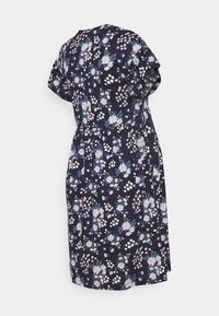 Vestido floral azul marinho com mangas curtas e com babados, apresentando flores em tons de azul claro e rosa, cintura ajustada e comprimento até ao joelho.