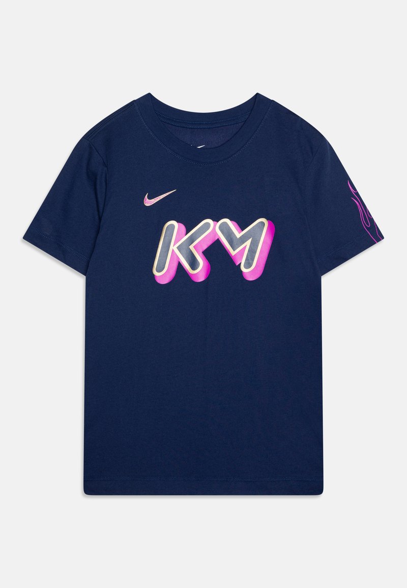 Námorníckomodrá bavlnená tričko s výraznou bielou a ružovou grafikou textu "KM" a malým logom Nike na hornej ľavej strane, krátke rukávy.
