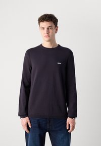 Sötétkék, hosszú ujjú, Crew neck pulóver, pamutból készült, kicsi fehér BOSS logóval a mellrészen és bordázott mandzsettákkal.