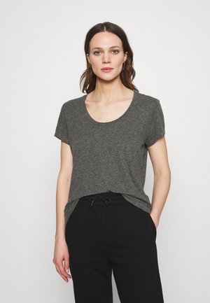Grijze, korte mouwen t-shirt met een ronde hals, gemaakt van een zachte, gestructureerde stof. Gepaard met zwarte broek met trekkoord.