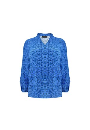 Blauwe blouse met een V-hals, halflange mouwen en geplooide accenten. Heeft een luipaardprint in zwart op een lichterblauwe achtergrond.