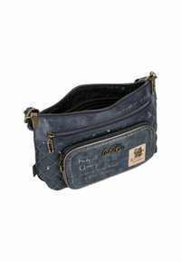 Blaue Leder-Crossbody-Tasche mit gestepptem Muster, mehreren Reißverschlusstaschen und einem dekorativen Umschlag mit geprägt Text und Hardware-Akzenten.