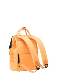 Oranger Rucksack mit gepolsterten Riemen, einem oberen Tragegriff und einer seitlichen Reißverschlusstasche. Hergestellt aus strapazierfähigem Gewebe mit glatter Oberfläche.