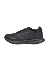 Zapatilla deportiva negra con parte superior de malla, suela de goma y diseño de tres rayas. Cuenta con cierre de cordones y tecnología de amortiguación Cloudfoam.