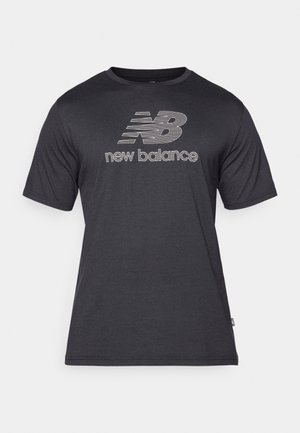 Zwarte T-shirt met korte mouwen, gemaakt van een katoenmix, met een ronde hals en een reflecterend New Balance-logo in het wit op de borst.