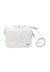 Piccola borsa a tracolla in pelle bianca con pattina anteriore, dettaglio della chiusura in argento, tracolla regolabile e logo metallico "Xti" in basso a destra.