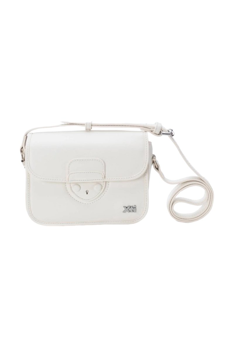 Piccola borsa a tracolla in pelle bianca con pattina anteriore, dettaglio della chiusura in argento, tracolla regolabile e logo metallico "Xti" in basso a destra.