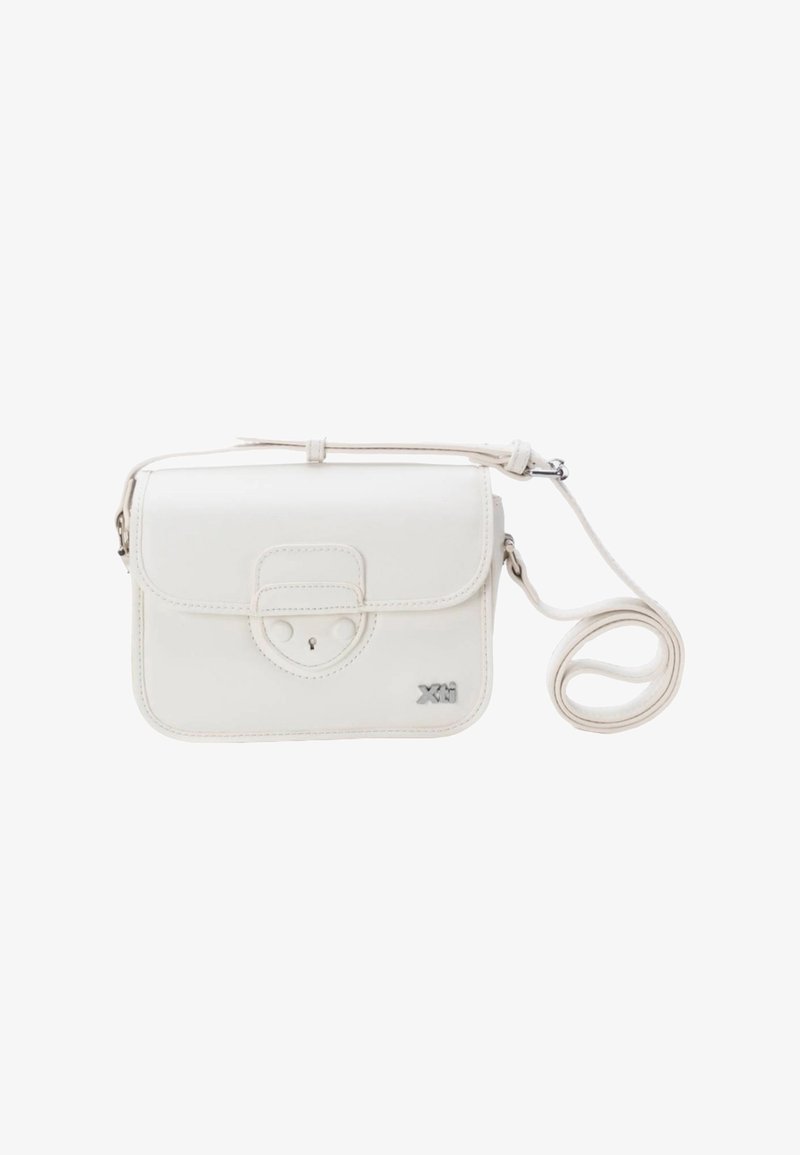 Piccola borsa a tracolla in pelle bianca con pattina anteriore, dettaglio della chiusura in argento, tracolla regolabile e logo metallico "Xti" in basso a destra.