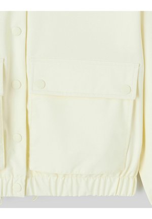 Veste jaune clair avec des boutons-pression, deux poches avant avec rabats, une taille élastique et une texture de tissu lisse.