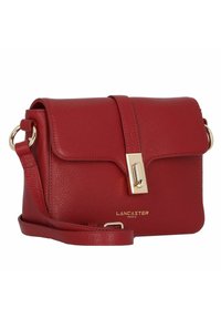 Borsa a tracolla rossa in pelle con una finitura testurizzata, accessori in oro e chiusura a pattina. Cinghia regolabile e marchio sul davanti.