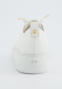 Sneaker bianco con una tomaia in pelle testurizzata, punta rotonda e suola piatta. Presenta dettagli in metallo dorato e un logo sul retro.