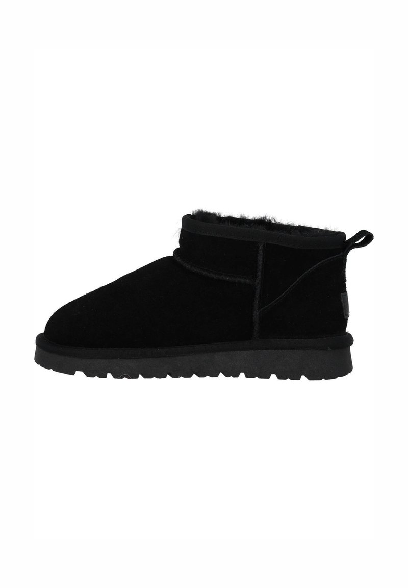 Schwarze Wildleder-Ankelboots mit runder Zehenpartie, weicher Innenausstattung und strukturiertem Gummisohle. Verfügt über eine hintere Zuglasche für ein einfaches Anziehen.
