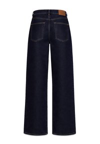 Tmavomodré džínsové nohavice s širokými nohavicami, s dvoma zadnými vreckami a hnedou koženou náplasťou na páse, zobrazené zozadu.