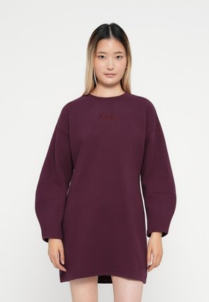 Vestido sudadera morado con un corte relajado, que presenta mangas largas, un cuello redondo y el logo bordado "GAP" en el pecho. Textura suave.