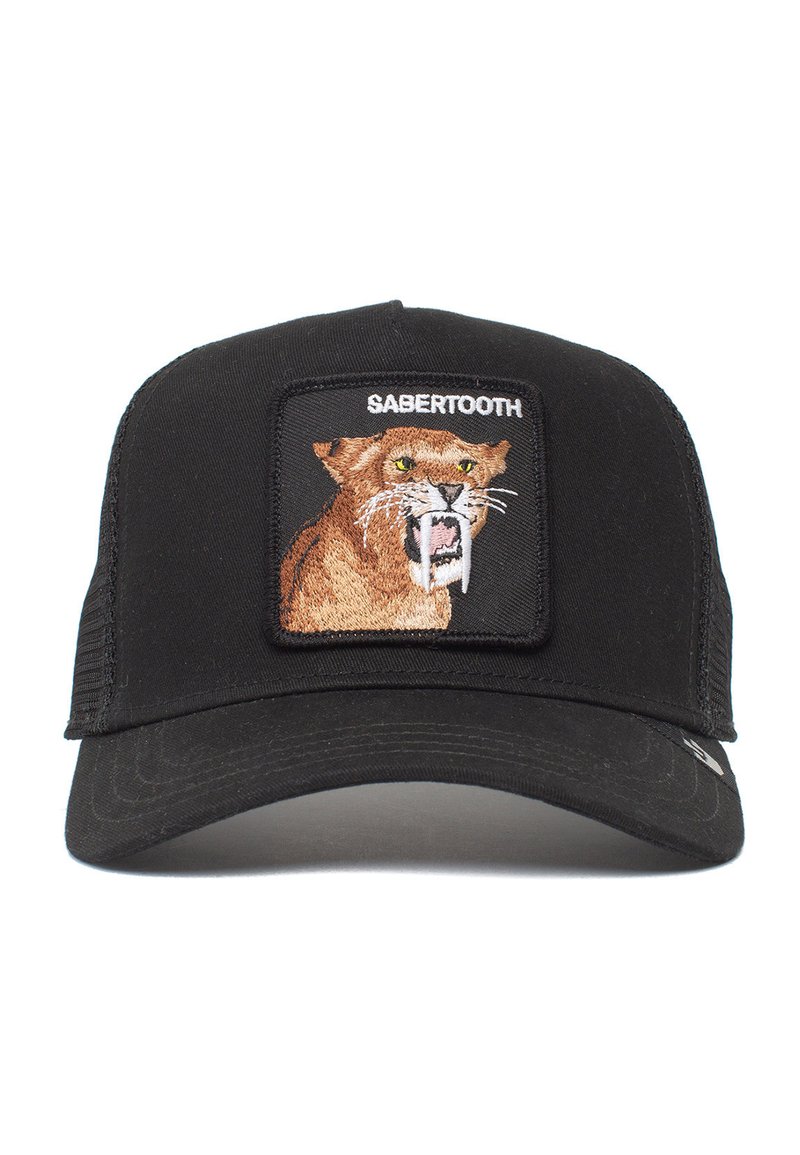 Gorra negra de béisbol con un parche bordado cuadrado de un gato de dientes de sable con ojos amarillos y colmillos prominentes, con detalles texturizados.