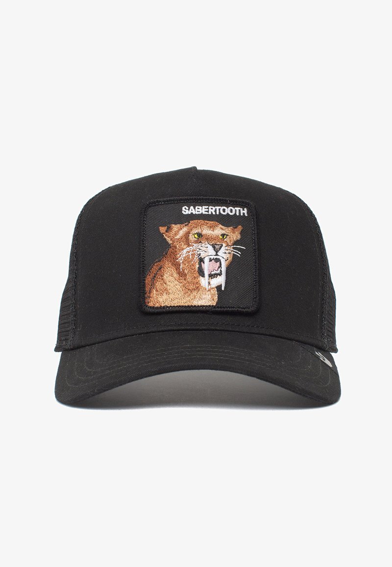 Gorra negra de béisbol con un parche bordado cuadrado de un gato de dientes de sable con ojos amarillos y colmillos prominentes, con detalles texturizados.