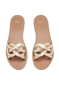 Sandali piatti color beige con un design a strappo intrecciato in oro metallizzato. Texture in pelle liscia con dettagli di cucitura lungo i bordi, insole con marchio visibile.